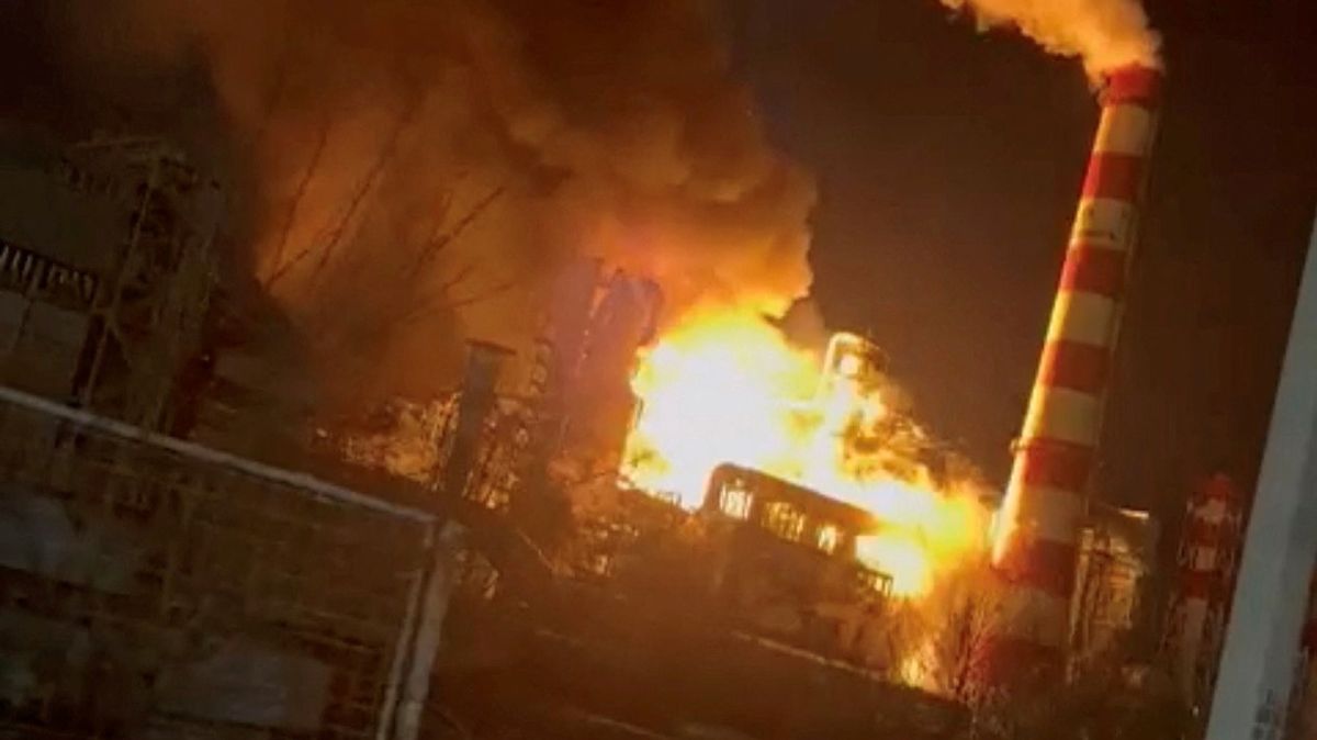 V ruském Tuapse hořela rafinerie, místní slyšeli drony